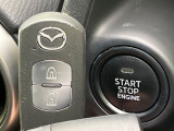 【アドバンストキー】カバンやポケットに入れたままでもドアの施錠・解錠が可能なスマートキーを装備。エンジンのオン・オフ時もカギを取り出す必要が無いからとっても便利です♪