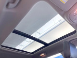 ●サンルーフ:開放感たっぷりの希少装備、サンルーフが装着されています!車内に明かりを取り入れたり景色を楽しむ以外にも、車内の空気も簡単に換気できて快適です!