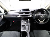 上質で落ち着いた印象のインパネ。視界も広々で運転しやすいです。