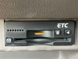 【ETC】有料道路を利用する際に料金所で停止することなく通過できる、ETC車載器(ノンストップ自動料金収受システム機器)が装備されています。セットアップを行うことで利用可能になります。