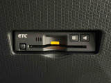 ETCカードを挿入することで高速道路を利用する際の支払いがキャッシュレスになったり、ETCスマートインターチェンジが利用できたり、とても便利なアイテムです!保証は修理保証のみとなります。
