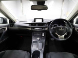 上質で落ち着いた印象のインパネ。視界も広々で運転しやすいです。