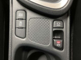 シフトレバー後方にはトラクションコントロール(横滑り防止装置)、電動パーキングブレーキ等のスイッチが配置されています。