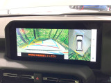 【パノラミックビューモニター】専用のカメラにより、上から見下ろしたような視点で360度クルマの周囲を確認することができます☆死角部分も確認しやすく、狭い場所での切り返しや駐車もスムーズに行えます。