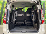 ラゲッジルームは、大容量のスペースを確保。普段のお買い物からレジャーまで、幅広く活躍してくれます!また、リアシートを倒すことでバリエーション豊かにお使いいただけます。