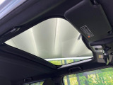 【ガラスルーフ】ガラスルーフ搭載で車内の解放感が一気にアップ!開放的なドライブをお楽しみいただけます。