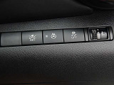 運転席の右側にはエマージェンシーブレーキ、ステアリングヒーター、VDCのスイッチが有ります。