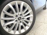 ●純正17インチアルミホイール:輸入車ならではの卓越した走りを支えるホイールと足回りです!日本車の走りに慣れている方にもぜひ体感して頂きたいほど、高いレベルでまとまっています!