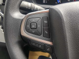 便利なステアリングスイッチ。 運転しながらオーディオ操作などを安全に行うことができます。