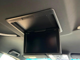 【フリップダウンモニター】大画面モニターで後席でもエンタメをお楽しみいただけます。小さなお子様にも大人気の装備です♪