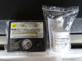 【パンク修理キット】何かがタイヤに刺さった場合、応急的に溶剤を流し込み、小型コンプレッサーでタイヤに空気を注入し、走ることができます。
