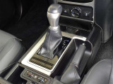操作が楽なフロアシフトです、レバー式パーキングブレーキで足元インパネ周りもすっきりしています。