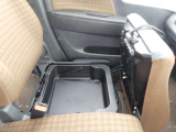 助手席シート下アンダーボックスございます