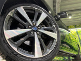 【純正18インチアルミホイール】外観にマッチした純正アルミホイールを装着しております。各種社外アルミホイールや、スタッドレスタイヤも取扱いしております。是非ご相談ください♪