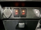 冬場に嬉しい運転席、助手席シートヒーター付きでポカポカ