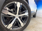 ●純正18インチアルミホイール:輸入車ならではの卓越した走りを支えるホイールと足回りです!日本車の走りに慣れている方にもぜひ体感して頂きたいほど、高いレベルでまとまっています!
