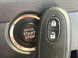 【キーレススタートシステム】カバンやポケットに入れたままでもドアの施錠・解錠が可能なスマートキーを装備。エンジンのオン・オフ時もカギを取り出す必要が無いからとっても便利です♪