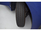 右前タイヤ タイヤはひびもなく良好です!詳細は各タイヤ写真をご覧ください。タイヤパンク保証プログラム販売中!もしもの時にタイヤ4本新品交換!詳細はスタッフまで!※ホイールロックナットは展示用です。