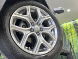 【純正18インチアルミホイール】外観にマッチした純正アルミホイールを装着しております。各種社外アルミホイールや、スタッドレスタイヤも取扱いしております。是非ご相談ください♪
