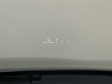 【カラーヘッドアップディスプレイ】ウインドシールドガラスの視野内に運転に必要な情報を投影します。視線移動が少なく済むのでわき見運転の防止にもつながります。気になるときはOFFにできます。