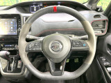 インテリアに合わせたデザインのステアリングは、運転される方のことも考え、運転しやすい形状、大きさです。是非一度、実際に触ってお確かめください。
