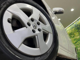 【純正15インチアルミホイール】外観にマッチした純正アルミホイールを装着しております。各種社外アルミホイールや、スタッドレスタイヤも取扱いしております。是非ご相談ください♪