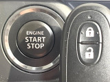 【キーレススタートシステム】カバンやポケットに入れたままでもドアの施錠・解錠が可能なスマートキーを装備。エンジンのオン・オフ時もカギを取り出す必要が無いからとっても便利です♪