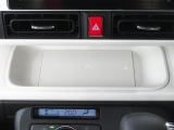 ワイヤレス充電機能 Qi がインパネセンタートレイにあり便利です。