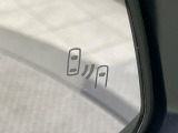 【ブラインドスポットモニター】走行中、ドアミラーの死角になりやすい箇所に後続車が接近するとサイドミラーのレンズに警告を表示!ドライバーに注意喚起をしてくれます。