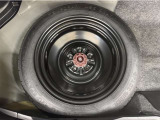 今ではオプションになってしまったスペアタイヤが装備されています。万が一の時に役立ちます☆☆