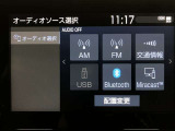 AM/FMチューナー、Bluetooth接続、USB入力、スマートフォン連携機能を標準装備!テレビの視聴には、TVオプションへのお申し込みが必要です。申し込み詳細・料金は展示店舗までお尋ねください。