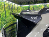 【STIルーフスポイラー】専用のスポイラーを装備!外観のスポーティーさを際立たせてくれるだけでなく、高速走行時の空力バランスを最適化してくれます。