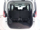 後部座席は分割式です。普段の荷室スペースも充実!