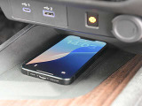 フロントセンタートレイにはワイヤレスの充電器を備えています。