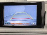 【バックガイドモニター】 車庫入れなど後進運転時に死角をモニターで確認ができて安全です♪ ステアリング操作の参考になるガイド線も表示しますので車庫入れがニガテな方も安心ですネ!
