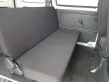 必要に応じて2名乗車可能な後席シートも備えております!使用しないときは格納すれば荷室空間としてお使いいただけます!