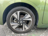純正アルミホイールのデザインはボディデザインとマッチしており、すっきりした雰囲気は好印象です!