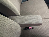 【アームレスト】運転中の身体の負担を軽減してくれるアームレストを装備♪