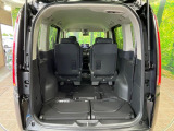 後席を格納すると、これだけの広さが!シーンに合わせたシートアレンジで、大きな荷物も積むことが出来ます♪