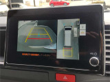 パノラミックビュー搭載。 車両の前後左右に搭載した4つのカメラにより、クルマを真上から見ているような映像を表示。 運転席から確認しにくい車両周囲の状況を把握できます。