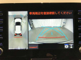 【パノラミックビューモニター】専用のカメラにより、上から見下ろしたような視点で360度車の周囲を確認することができます。