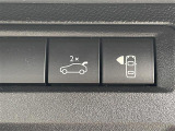 【電動リアゲート】荷物を抱えた状態でもリアゲートの開閉が可能です。お買い物時やアウトドアの際に役立ちますね。