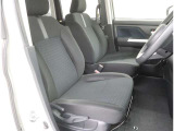 <運転席>まるで自宅に居るようにリラックスできる運転席です。外の喧騒を忘れさせてくれますね。シート高さを調整出来ます!