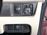 【電動格納ミラー】サイドミラーは電動格納式となっており、狭い駐車場でもキズがつくリスクを抑えられます。