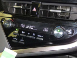 左右独立温度コントロールフルオートエアコンです。運転席、助手席それぞれで独立して温度設定ができます。冷え性の方が乗っても安心ですね♪