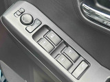 運転席ドアのウインドウ操作スイッチです。すべてのウインドウの開閉操作が可能です。また、ドアミラーはオート開閉なので、ドアロックで自動で閉じ、エンジンスタートで自動で開きます。