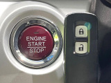 【Hondaスマートキー】カバンやポケットに入れたままでもドアの施錠・解錠が可能なスマートキーを装備。エンジンのオン・オフ時もカギを取り出す必要が無いからとっても便利です♪