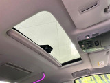【サンルーフ】開放感たっぷりの希少装備、サンルーフが装着されています!車内に明かりを取り入れたり景色を楽しむ以外にも、車内の空気も簡単に換気できて快適です!
