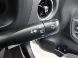 スイッチをオートに設定しておけば、車外の明るさに応じて自動的にヘッドランプを点灯・消灯します。夕暮れ時やトンネルの続く山道などを走行する時に便利なコンライトを装備しています。