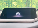 【8.8インチマツダコネクト】車内の雰囲気にマッチした大型のディスプレイ。スマホ接続でのナビ使用やBluetooth再生等、様々な機能が楽しめます。直感的なダイヤル操作が可能で、使い勝手も良好です。